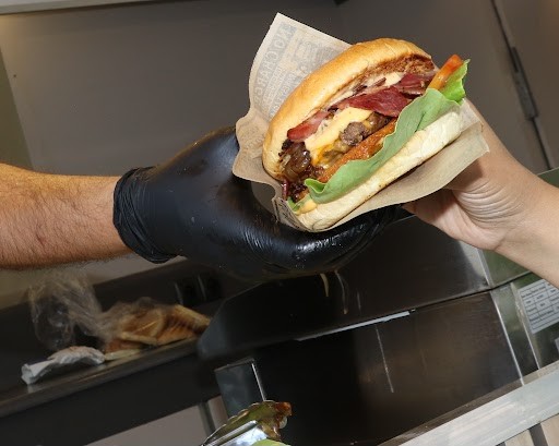 Buffet traiteur dressé pour une réception Mood Foodtruck
